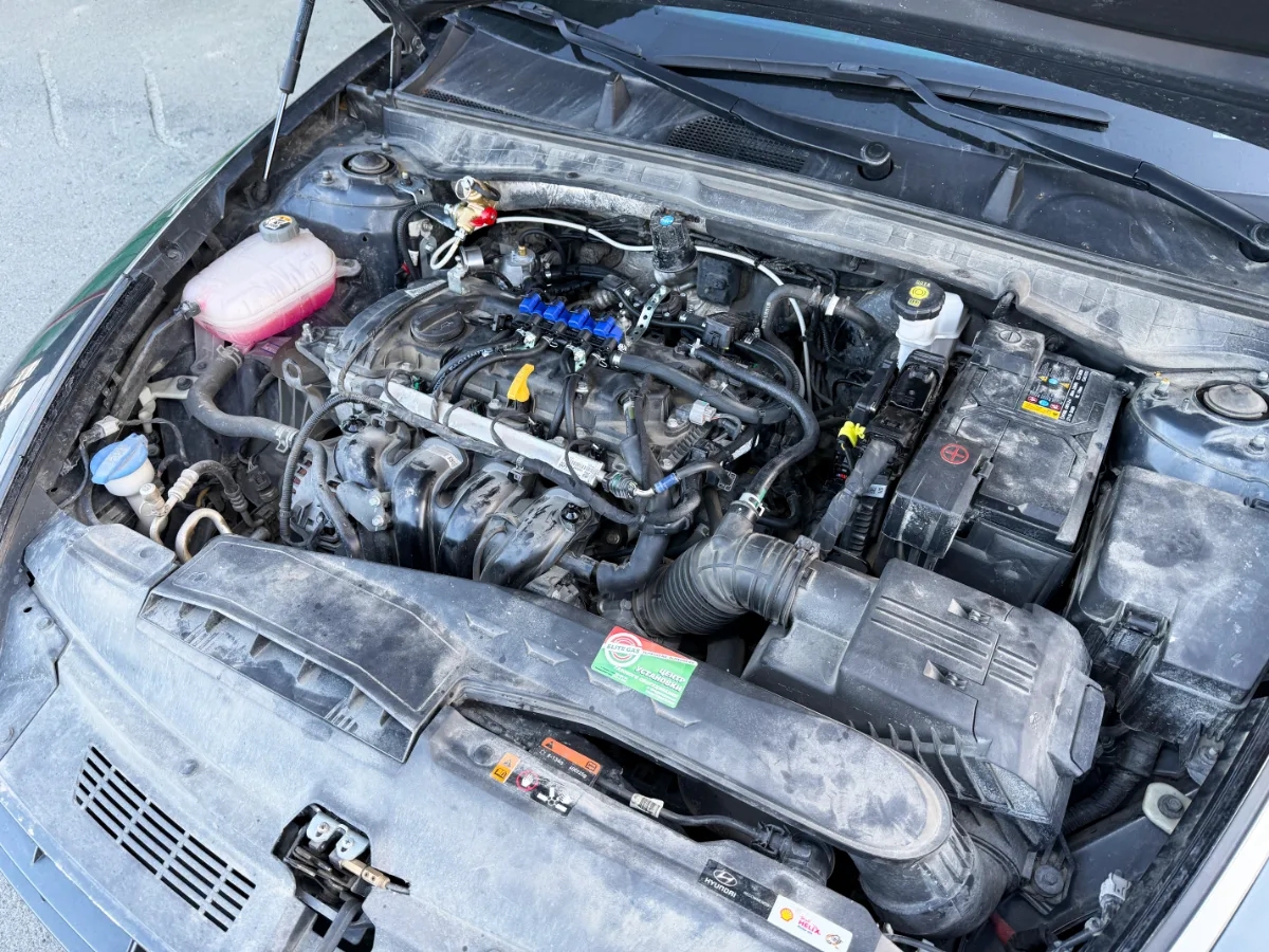 Hyundai Sonata подкапотное пространство с ГБО со снятой крышкой двигателя