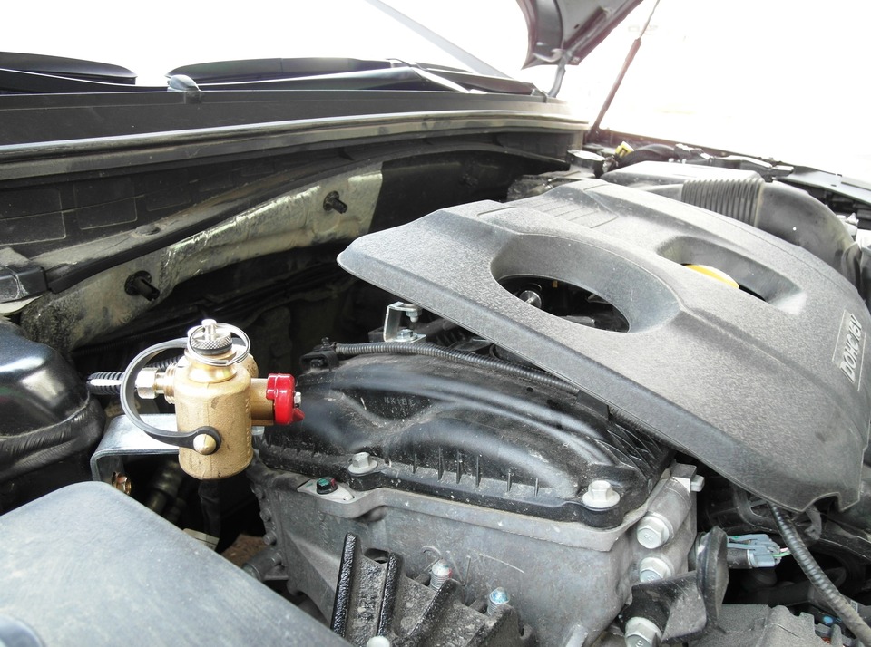 Заправочное устройство (ВЗУ) в моторном отсеке Hyundai Sonata