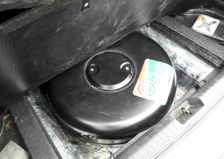 Тороидальный газовый баллон 54 л в багажнике в нише для запасного колеса Honda Civic 4D (FD1)