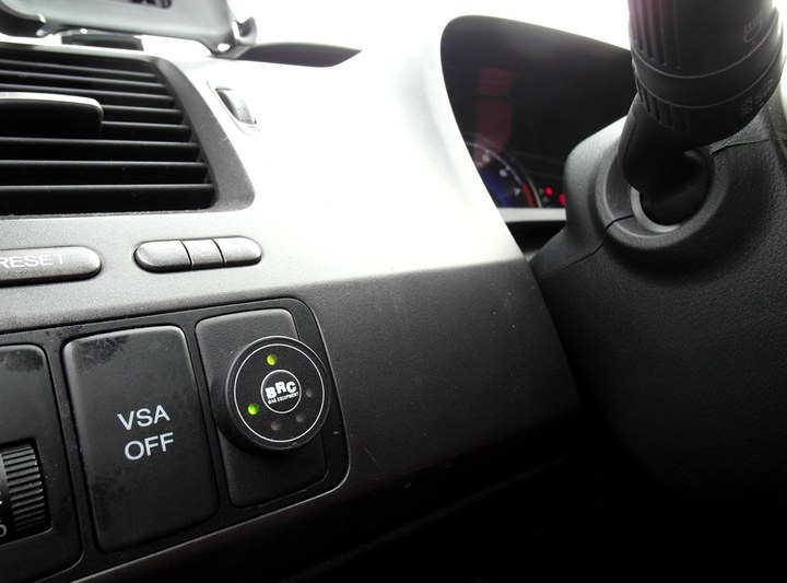 Кнопка переключения и индикации режимов работы ГБО BRC Sequent с указателем уровня топлива на передней панели Honda Civic 4D (FD1)