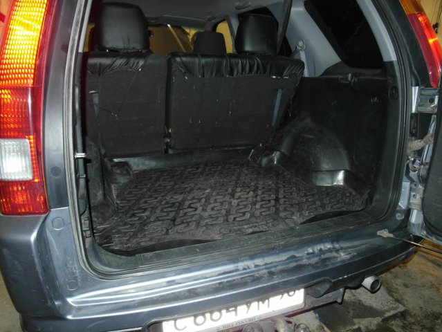 Тороидальный газовый баллон 57 л установлен под полом багажника Honda CR-V