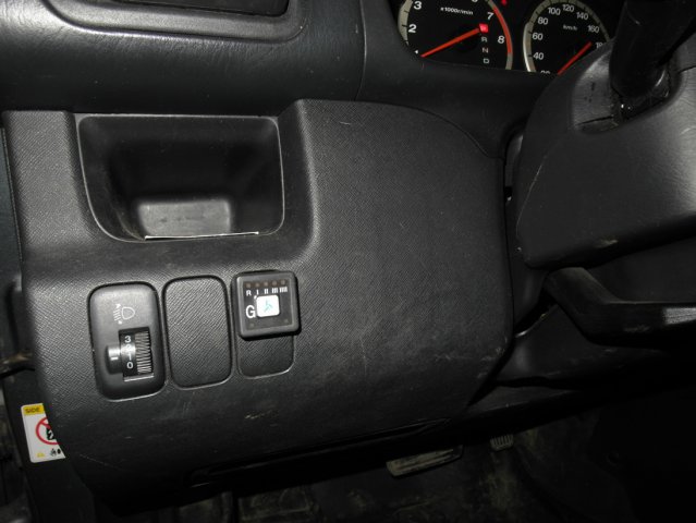 Кнопка переключения и индикации режима работы ГБО в салоне Honda CR-V на передней панели слева от руля на месте стандартной заглушки