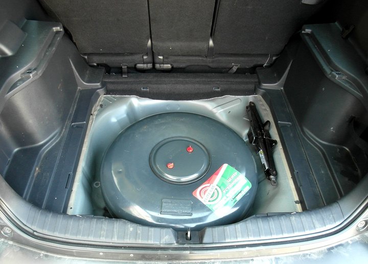 Тороидальный газовый баллон 65 л в багажнике в нише для запасного колеса Honda CR-V (RE7)