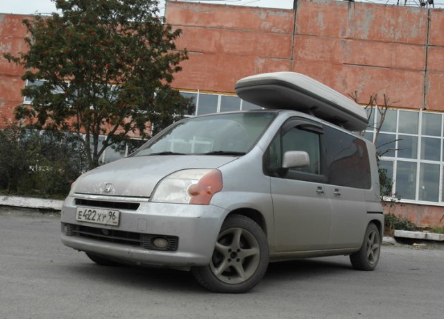 Общий вид спереди Honda Mobilio, 2003 г/в