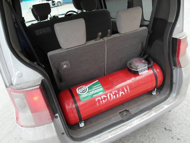 , установлено газовое оборудование на Honda Mobilio, баллон 65 литров за спинками задних сидений