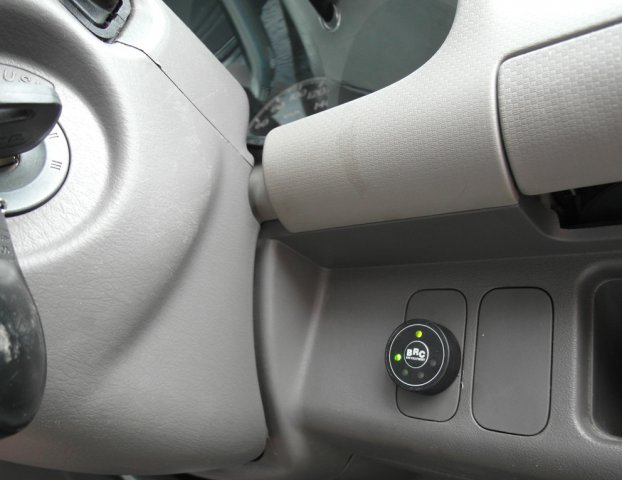 Кнопка переключения и индикации режимов работы ГБО в салоне Honda Mobilio справа от рулевой колонки на месте штатной заглушки