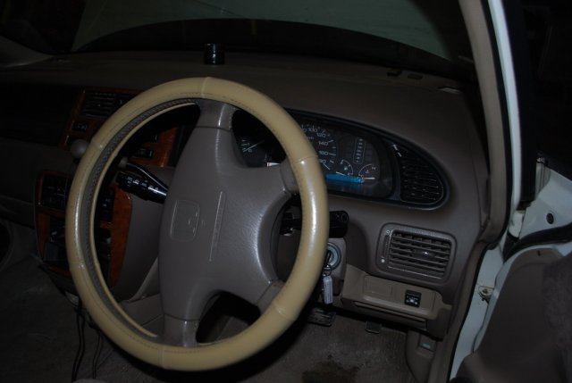 Кнопка переключения режимов работы ГБО в салоне Honda Odyssey