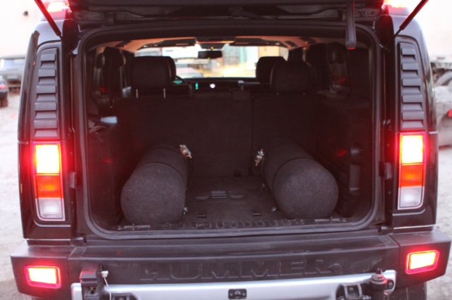 Газовые баллоны общим объемом 130 л за спинками задних сидений в багажнике Hummer H2