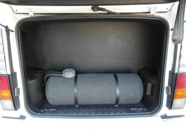 Цилиндрический газовый баллон 103 л в багажнике Hummer H2 Limousine