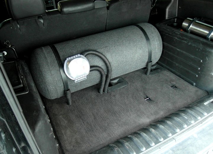 Цилиндрический газовый баллон 130 л обшитый карпетом в багажнике Hummer H2