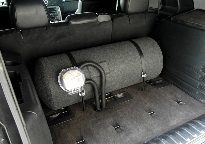 Цилиндрическим газовый баллон 130 л в багажнике Hummer H2