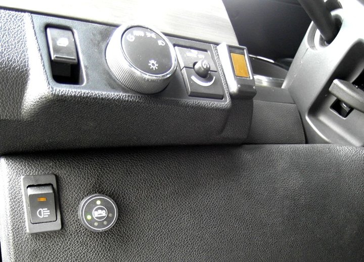 Кнопка переключения и индикации режимов работы ГБО BRC Sequent Plug&Drive с указателем уровня топлива на передней панели Hummer H2
