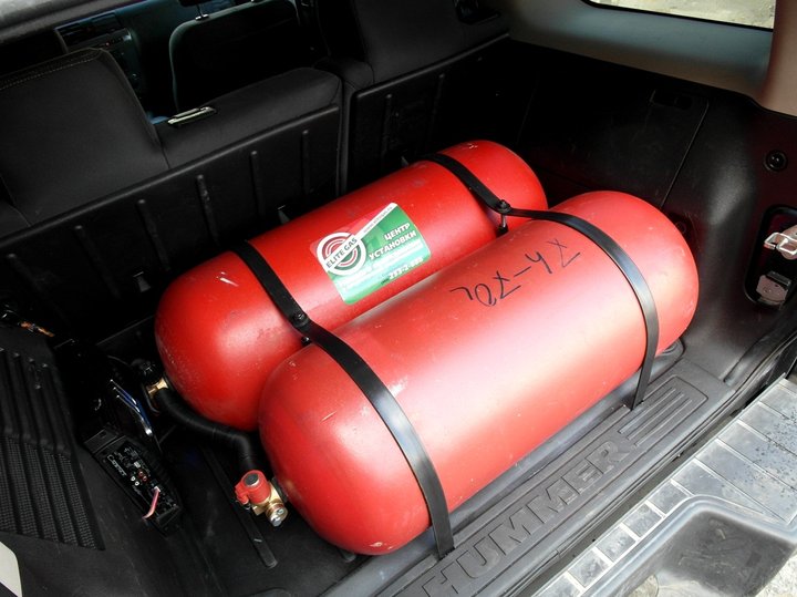2 метановых балонна 75 и 70 литров в багажнике Hummer H3