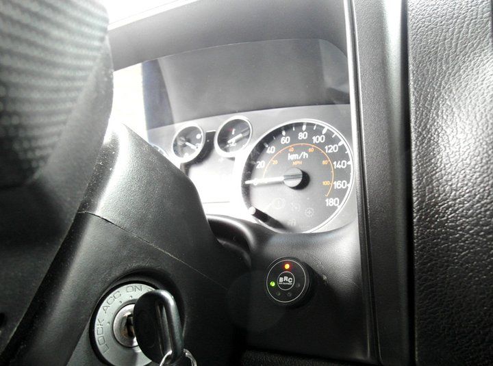 Кнопка переключения и индикации режимов работы метанового ГБО BRC Sequent Plug&Drive с указателем уровня топлива на передней панели Hummer H3