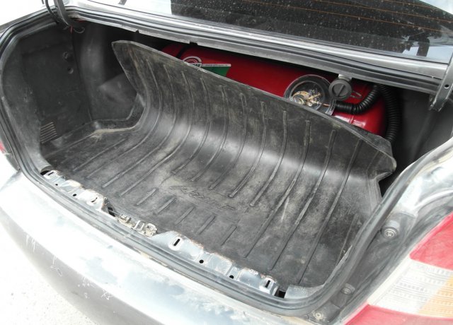 багажник Hyundai Accent LC с цилиндрическим баллоном 60 л за спинками задних сидений