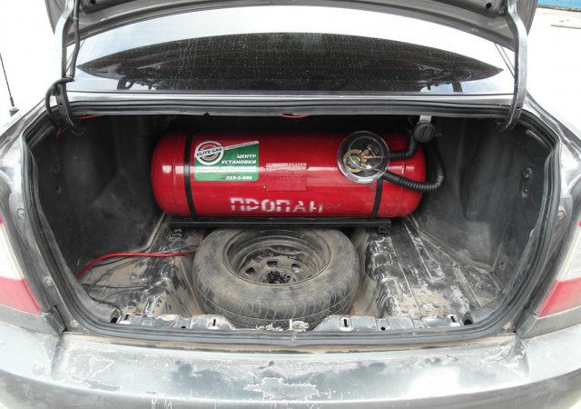 Цилиндрический газовый баллон 60 л в багажнике Hyundai Accent LC
