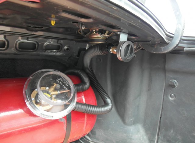 Цилиндрический газовый баллон 60 л и ВЗУ в багажнике Hyundai Accent LC