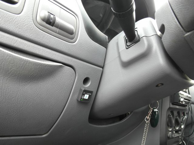 Кнопка переключения и индикации режимов работы ГБО в салоне Hyundai Accent LC на передней панели слева от рулевой колонки