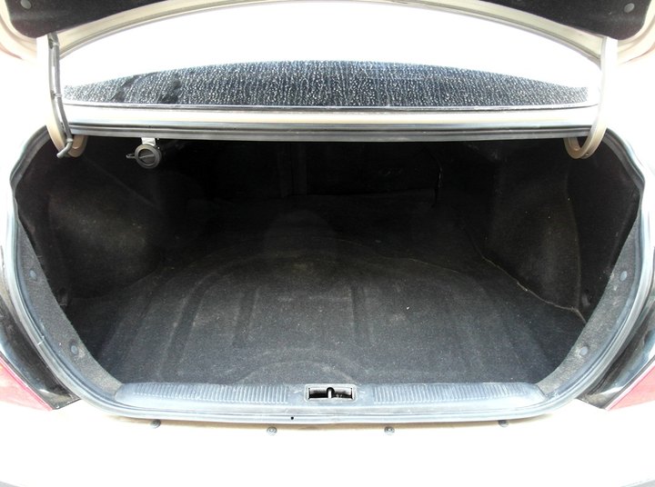 Багажник Hyundai Elantra XD с тороидальным баллоном 42 л в нише для запасного колеса