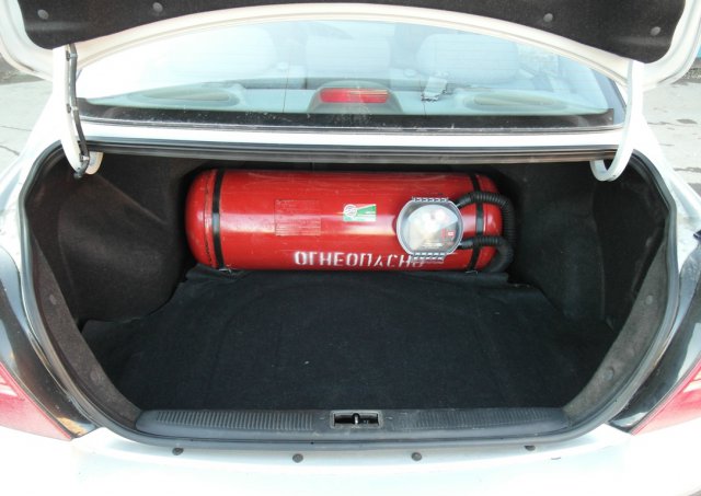 Багажник Hyundai Elantra XD с цилиндрическим газовым баллоном 60 л