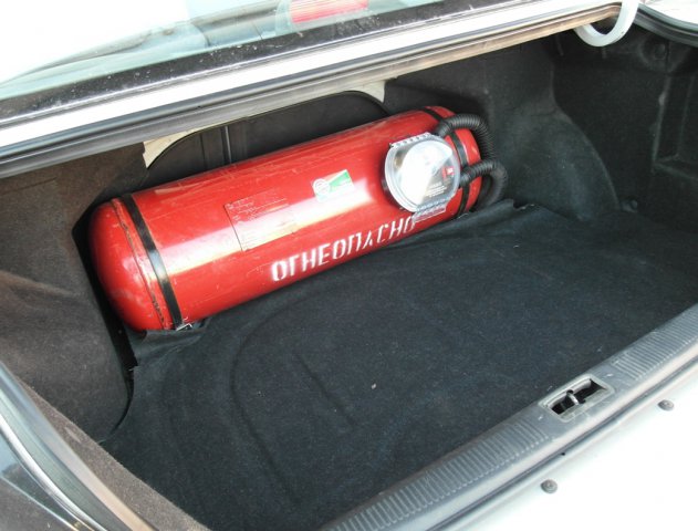 Багажник Hyundai Elantra XD с цилиндрическим газовым баллоном 60 л за спинками задних сидений