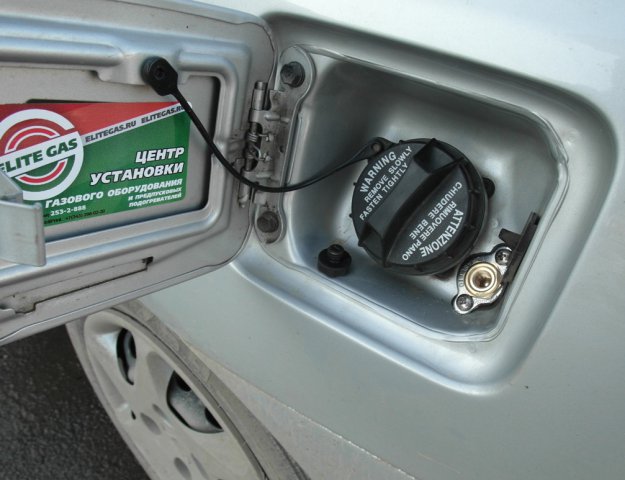 Hyundai Elantra XD, ВЗУ под лючком бензобака