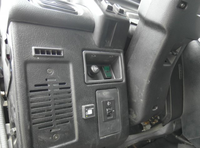 Кнопка переключения и индикации режимов работы ГБО в салоне Hyundai Galloper на передней панели слева от рулевой колонки