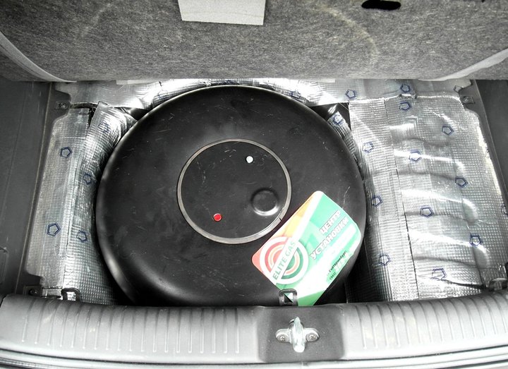 Тороидальный газовый баллон 42 л в багажнике в нише для запасного колеса Hyundai Getz