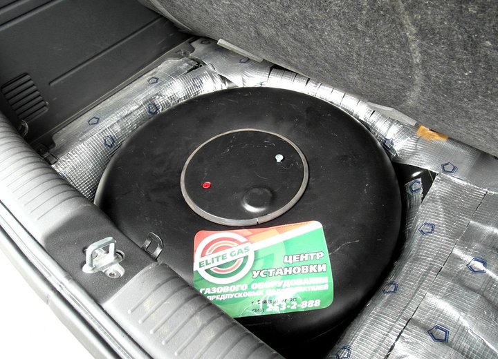 газовый баллон 42 л в багажнике Hyundai Getz