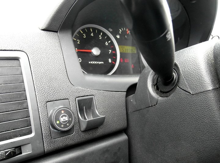 Кнопка переключения и индикации режимов работы ГБО BRC Sequent с указателем уровня топлива слева от рулевой колонки Hyundai Getz