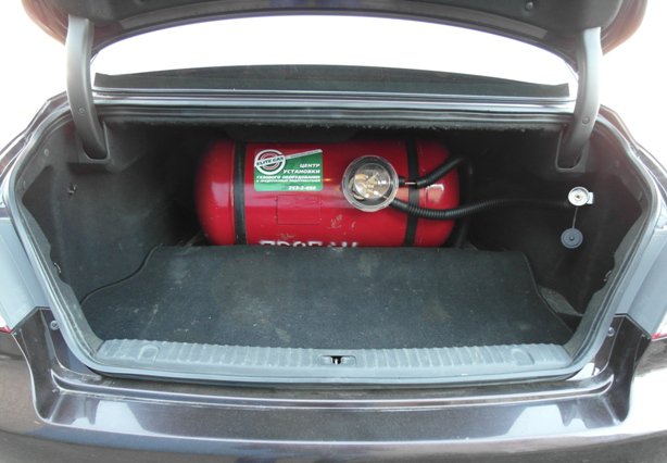 Газовый баллон 100 л в багажнике Hyundai Grandeur (TG)