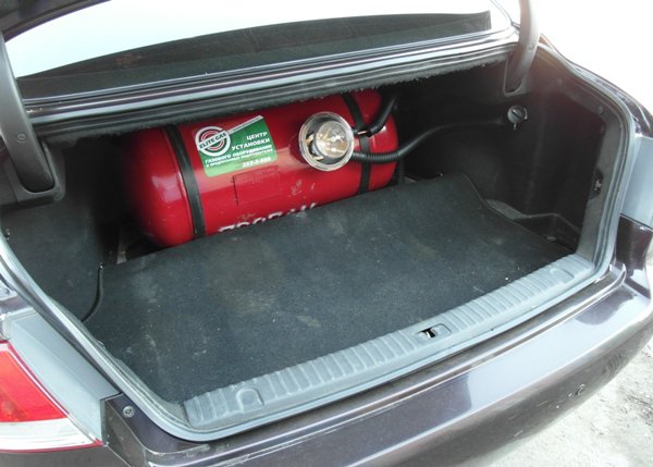 Газовый баллон на 100 л установлен в багажник Hyundai Grandeur (TG)