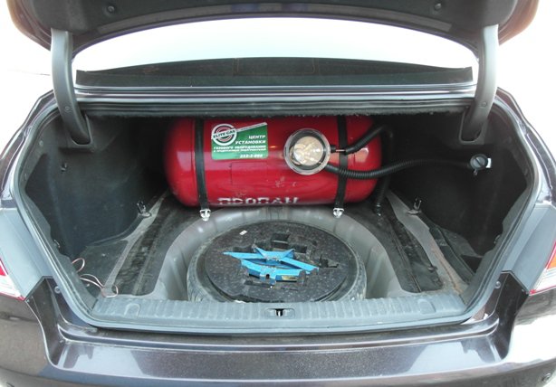 Газовый баллон за спинками задних сидений в багажнике Hyundai Grandeur (TG)