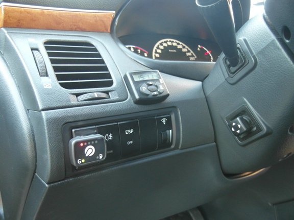 Кнопка переключения и индикации режимов работы ГБО в салоне Hyundai Grandeur (TG) слева от рулевой колонки на месте штатной заглушки