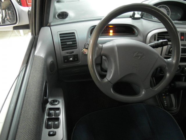 Кнопка переключения и индикации режимов работы ГБО в салоне Hyundai Matrix в стандартной заглушке слева от руля