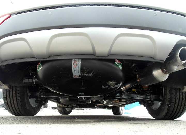 Тороидальный газовый баллон 78 л под днищем автомобиля на месте запасного колеса Hyundai Santa Fe (DM)