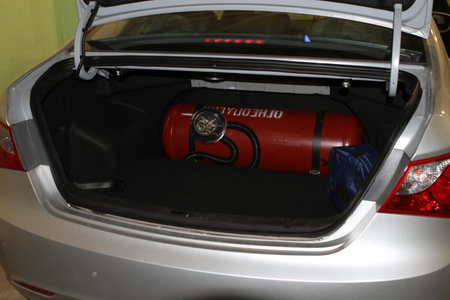 Газовый баллон 60 л установлен в багажник Hyundai Sonata