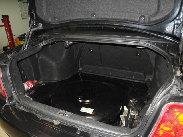 Тороидальный газовый баллон объемом 60 л установлен в нишу запасного колеса Hyundai Sonata