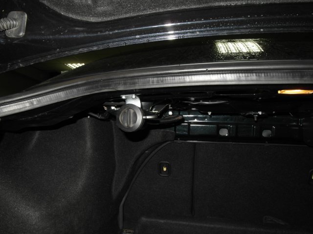 Газовое заправочное устройство расположено в багажном отделении Hyundai Sonata