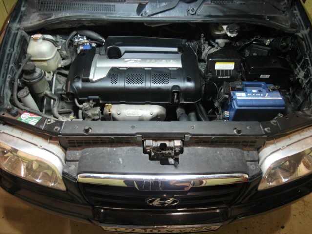 Подкапотная компоновка ГБО с декоративной крышкой двигателя на Hyundai Trajet
