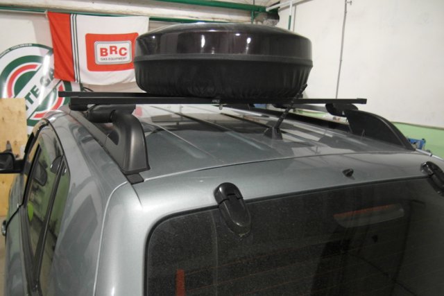 Вариант размещения запасного колеса в специальном чехле на крыше автомобиля Hyundai Tucson