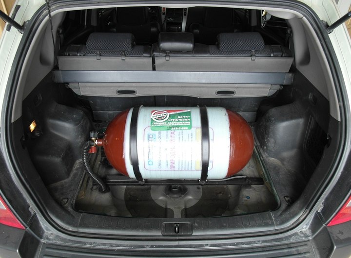Метановый баллон 90 литров за спинками задних сидений Hyundai Tucson
