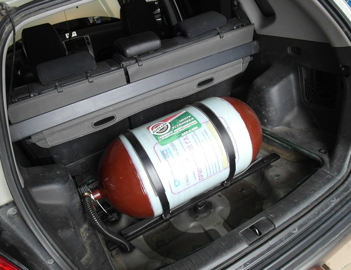 металлопластиковый баллон (тип 2) 90 л за спинками задних сидений в багажнике Hyundai Tucson