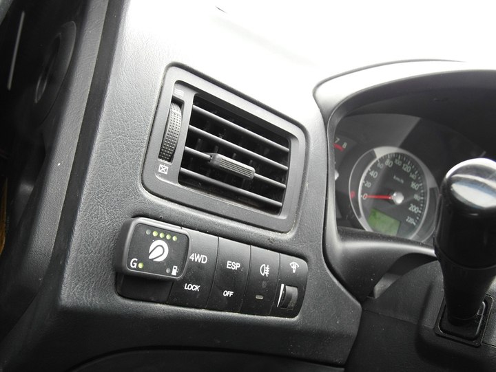 Кнопка переключения и индикации режимов работы ГБО с указателем уровня топлива слева от рулевой колонки Hyundai Tucson