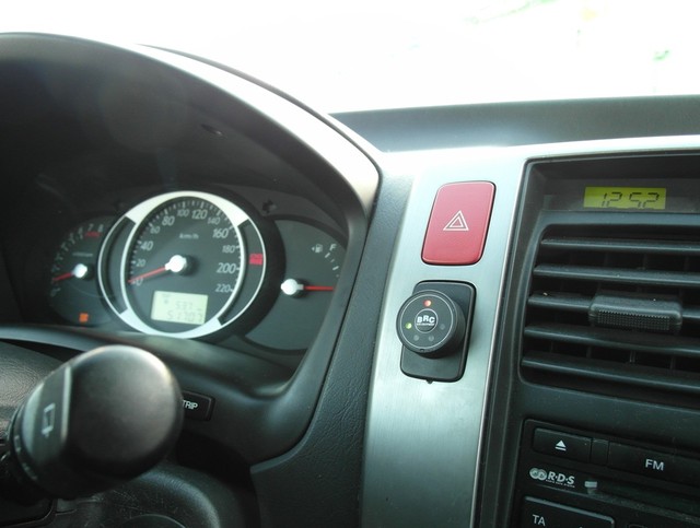 Кнопка переключения и индикации режимов работы ГБО в салоне Hyundai Tucson справа от рулевой колонки на месте штатной заглушки