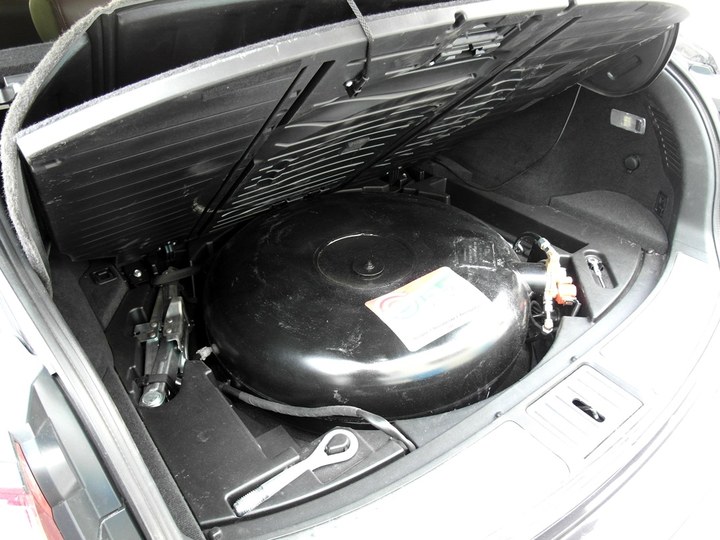 газовый баллон 83 л (пропан-бутан) с мультиклапаном класса Европа 2 в багажнике Infiniti FX37S/QX70 S51