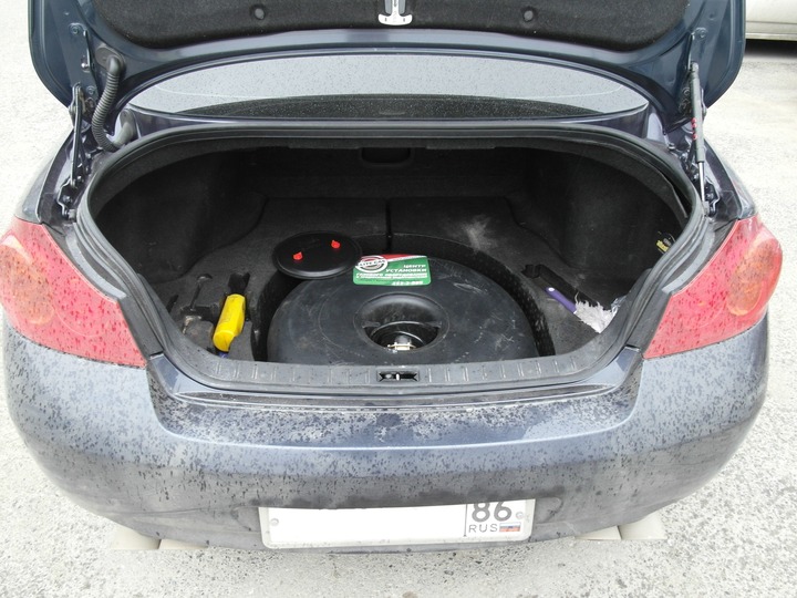 Тороидальный газовый баллон 65 литров (пропан-бутан) в нише для запасного колеса, Infiniti G35