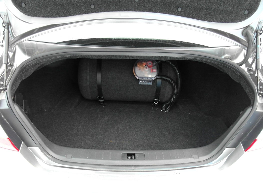 Багажник Infiniti M37x с цилиндрическим газовым баллоном 76 л (пропан-бутан) в декоративном карпете за спинками задних сидений