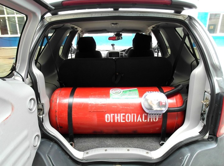 Цилиндрический газовый баллон 105 л в багажном отделении за спинками задних сидений, Isuzu VehiCROSS