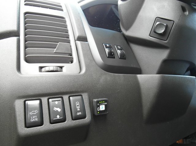 Кнопка переключения и индикации режимов работы в салоне Infiniti QX56 на передней панели слева от рулевой колонки